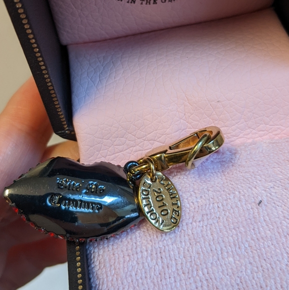 JUICY COUTURE Limited Edition 2010 VAMPIRE LIPS CHARM "Bite my Couture Halloween - Picture 3 of 3